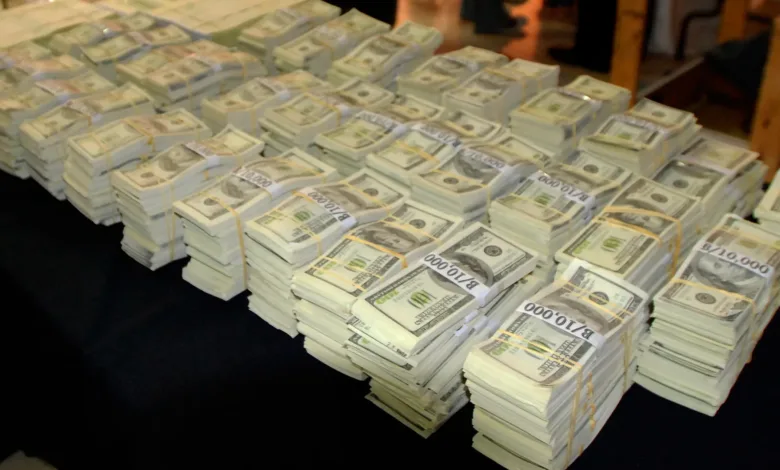 رجل أعمال نيجيري يتبرع بـ 20 مليون دولار لموظفيه! دولار