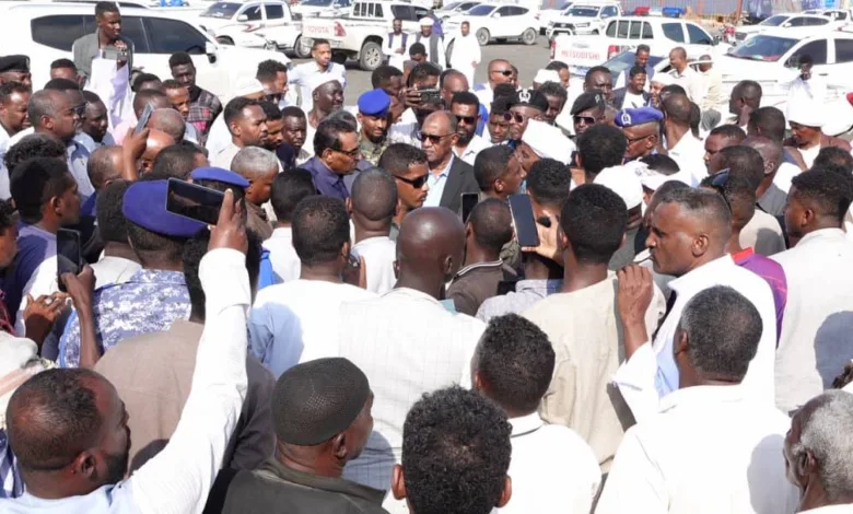 كامل إدريس يقوم بزيارة مفاجئة لميناء عثمان دقنة ويصدر قرارات عاجلة كامل ادريس