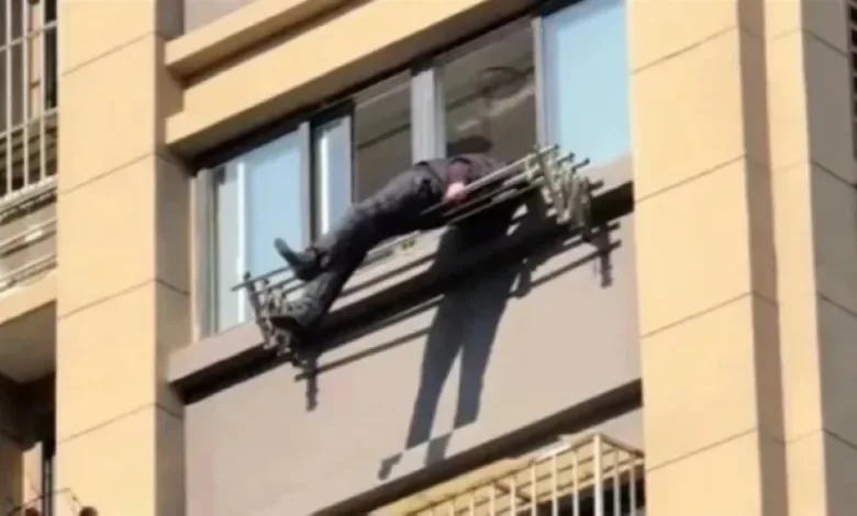 مجفف ملابس ينقذ رجلًا من الموت بعد سقوطه من الطابق 15 بالصين 2642481