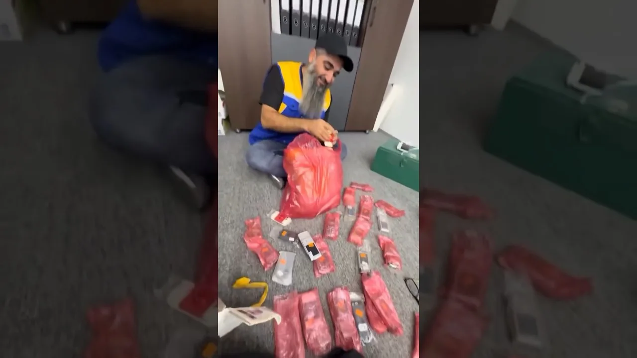 قصة أغرب من الخيال.. تاجر ليبي يستلم شحنة هواتف بعد 16 عاماً 524593