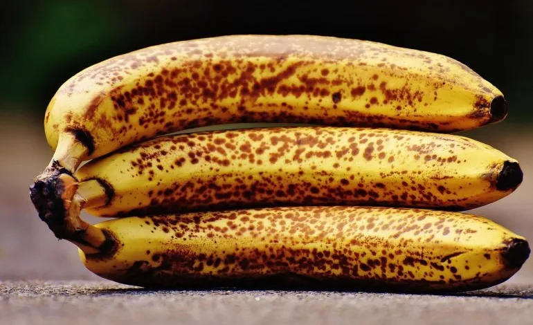 ليست مجرد سكريات.. لماذا يحذّر الخبراء من تناول الموز البني شديد النضج؟ bananas 1735007 1280 1766452907