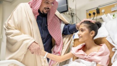 لفتة إنسانية تهز المشاعر.. أمير القصيم يزور الطفلة السودانية الناجية العنود عبد الله أمير منطقة القصيم