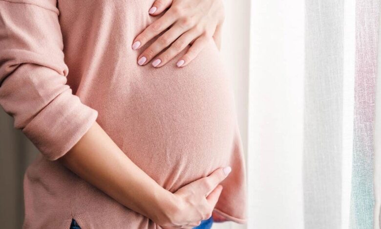 هل تصوم المرأة الحامل أو المرضع؟ الفقهاء يجيبون صورة توضيحية لامرأة حامل