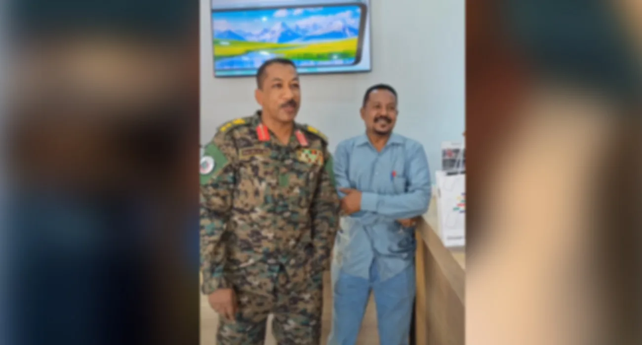 ضابط كبير بالجيش السوداني يثير الجدل بظهوره في فيديو ترويجي لمحل جوالات ضابط بالجيش السوداني