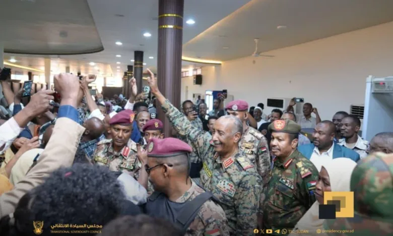 تحرك مفاجئ.. البرهان يظهر في مطار الخرطوم الدولي ويكشف ملامح المرحلة القادمة البرهان في مطار الخرطوم 4