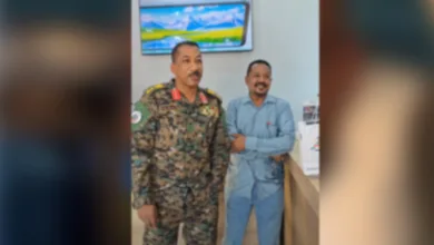 ضابط كبير بالجيش السوداني يثير الجدل بظهوره في فيديو ترويجي لمحل جوالات ضابط بالجيش السوداني