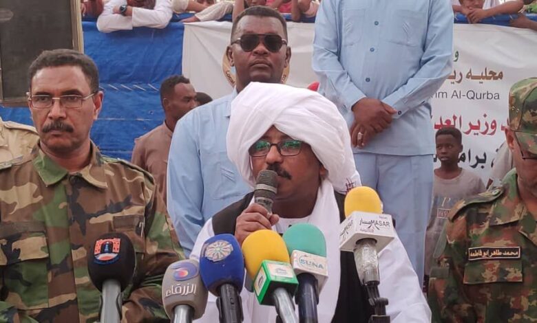وزير العدل السوداني: حسم المعركة قريب.. والقوات المسلحة تستعيد السيطرة وزير العدل السوداني ووالي كسلا