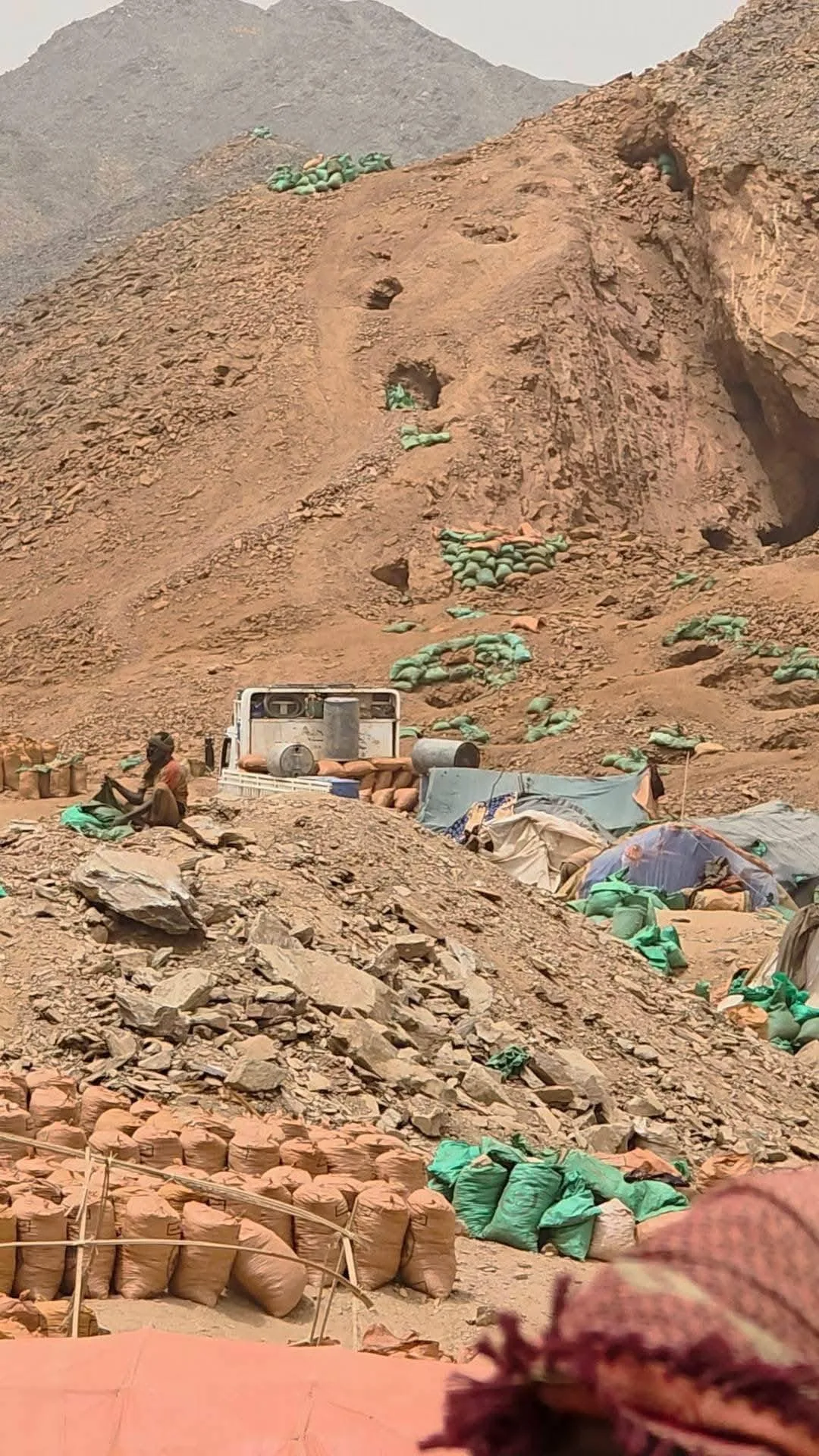 سباق مع الزمن لإنقاذ عالقين داخل منجم كليتي في السودان منجم كليتي
