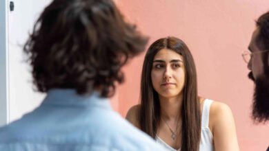 صورة توضيحية للغة الجسد وعلامات الكذب