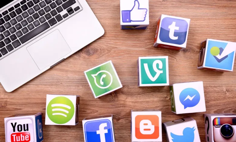 تواصل إجتماعي