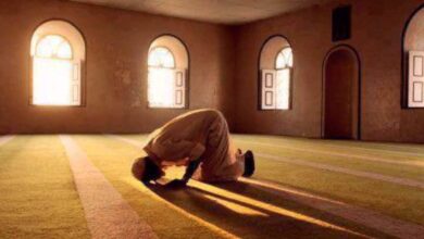 صورة توضيحية لأداء الصلاة