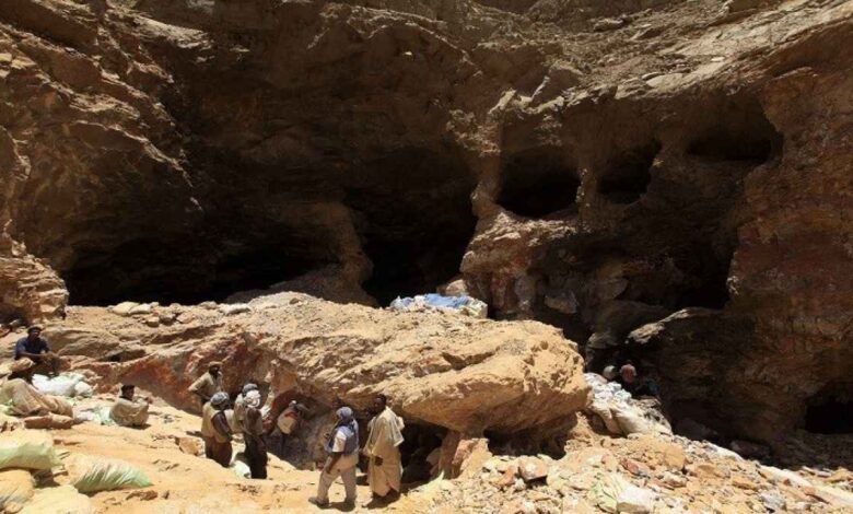 اندفاع السودانيين يدفن أحلام الثراء في "آبار" الذهب صورة لمنجم ذهب في ولاية البحر الأحمر