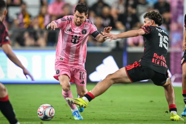 ميسي يمتلك نادي كورنيا الإسباني رسمياً