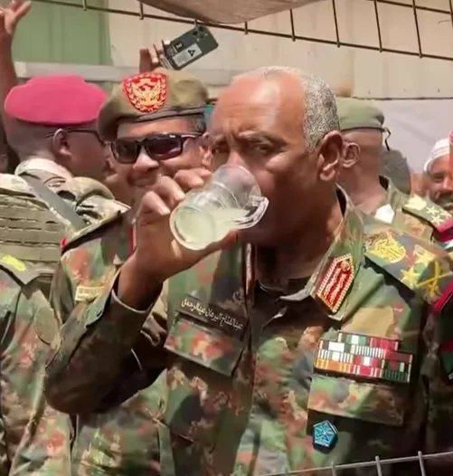 من داخل سوق أم درمان .. البرهان في جولة ميدانية البرهان في السوق