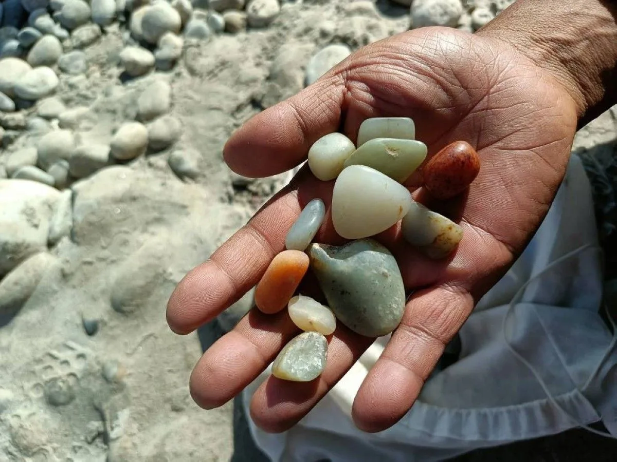 كنز بملايين الدولارات يختفي تدريجياً من أحد أشهر أنهار الصين النيفرايت