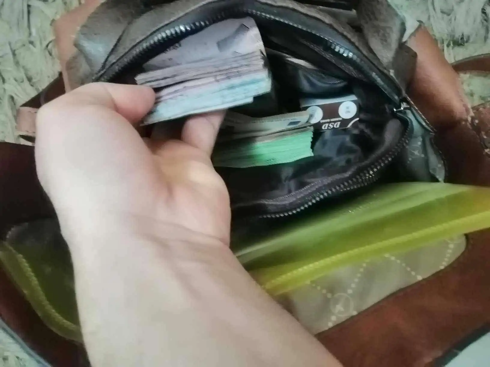 نزاهة سائق مصري تنقذ رجل أعمال سوداني من خسارة مليون جنيه حقيبة