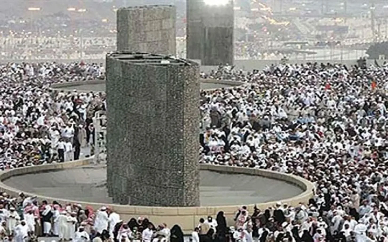 أنا مش الشيطان ..فيديو: حاج صيني يرد على سيدة رمته بالجمرات رمي الجمرات