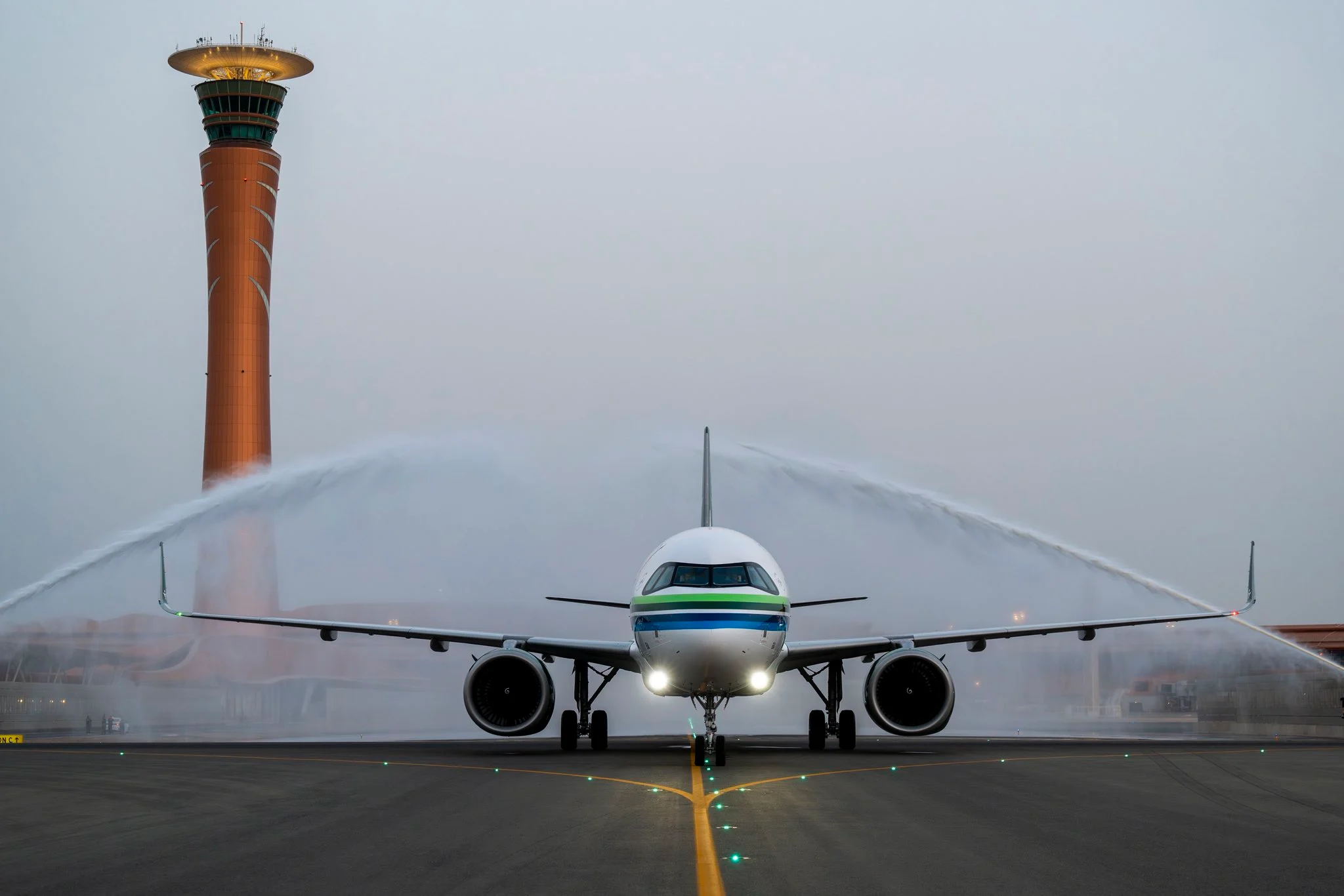 لحظة تاريخية في جدة.. وصول أول طائرة A321XLR إلى المملكة طائرة