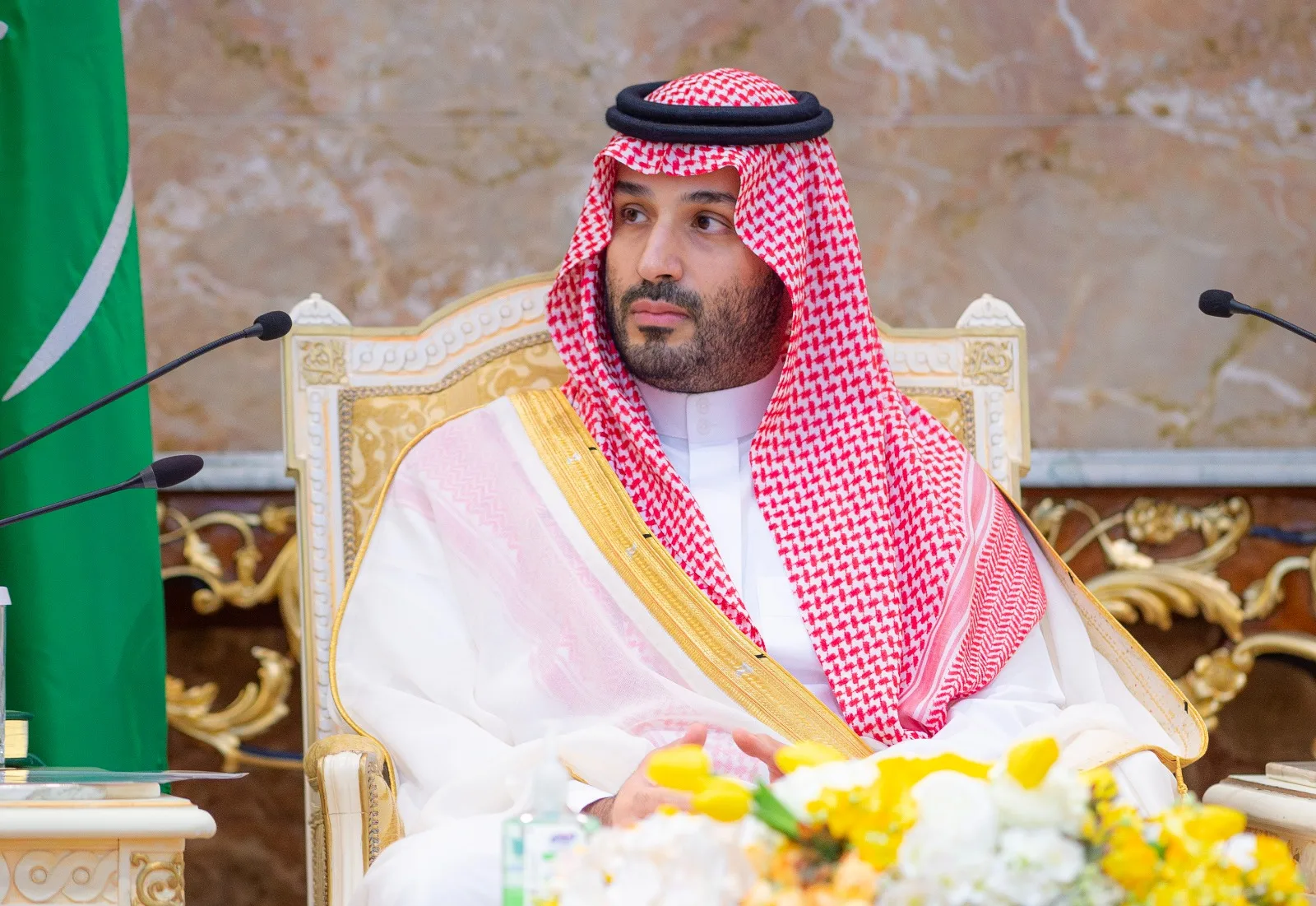 قرارات جديدة بشأن الإقامة والتجديد في السعودية محمد بن سلمان جالس