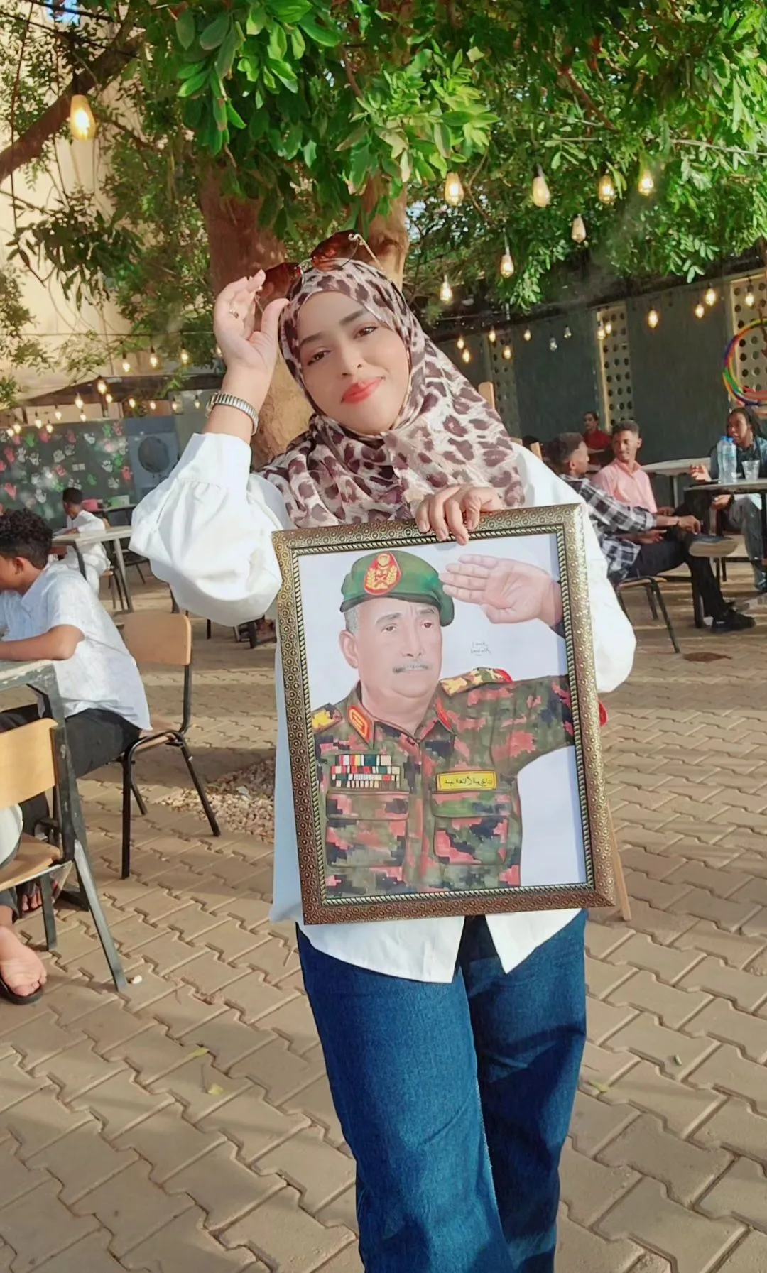 بريشة سودانية.. أريج العبد ترسم البرهان في معرض بوكو لوكو بأم درمان اريج العبد لوحة البرهان