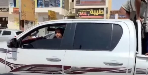 سيارة البرهان و الطلاب يركبون في الخلف