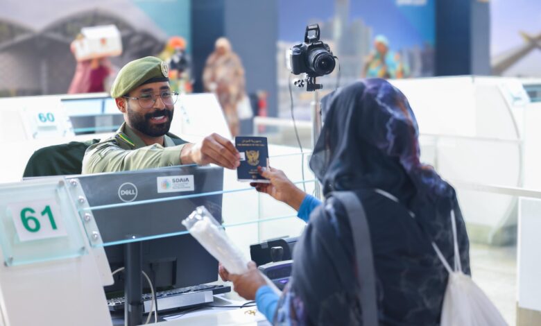 السعودية توضح رسوم وشروط إصدار تأشيرة الزيارة العائلية للمقيمين صورة رمزية للجوازات السعودية