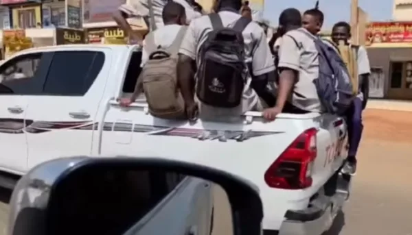 السيد البرهان و هو يقل الطلاب في سيارته