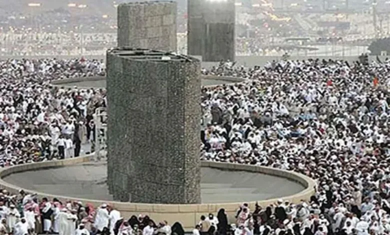 أنا مش الشيطان ..فيديو: حاج صيني يرد على سيدة رمته بالجمرات رمي الجمرات