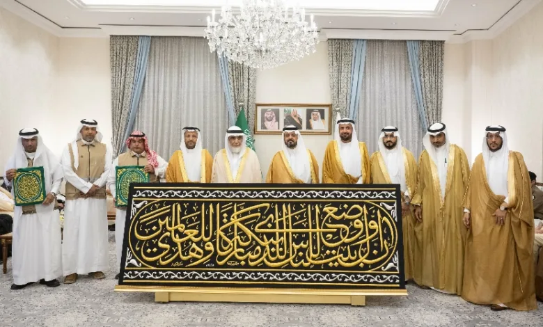 نيابةً عن الملك سلمان.. تسليم كسوة الكعبة المشرفة لسدنة بيت الله الحرام كسوة الكعبة