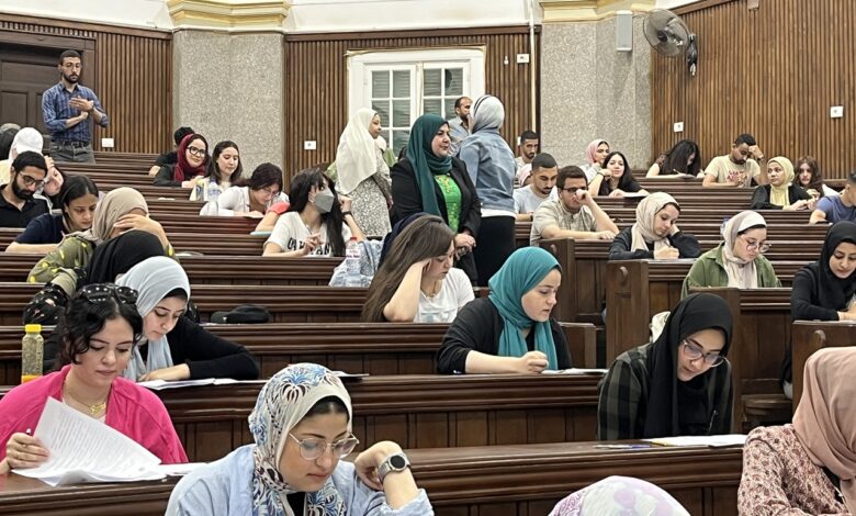 مصر تدرس قطع الإنترنت داخل اللجان لمواجهة الغش في امتحانات 2026 صورة رمزية للجنة امتحانات