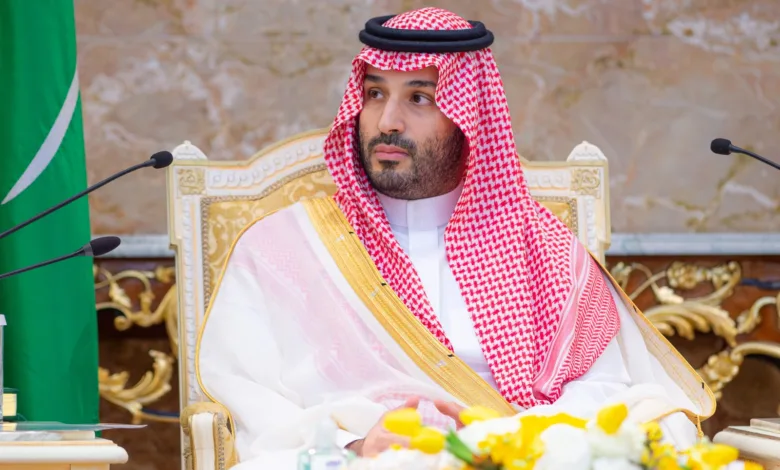 قرارات جديدة بشأن الإقامة والتجديد في السعودية محمد بن سلمان جالس