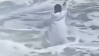 تقليد معجزة موسى ينتهي بكارثة كوميدية.. فيديو يجتاح منصات التواصل العربية مدعي النبوة