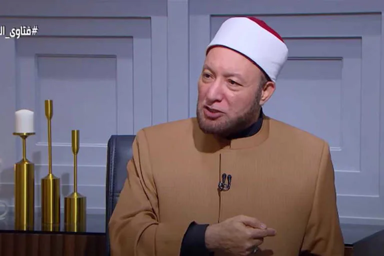 متى تجوز الصلاة على كرسي؟ أمين الفتوى يوضح الشيخ عويضة عثمان
