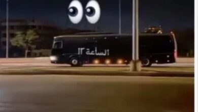 حافلة سوداء ذاتية القيادة في شوارع القاهرة