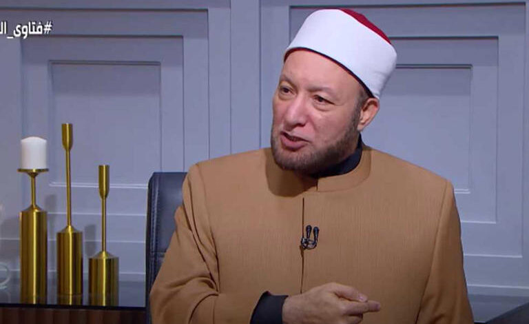 متى تجوز الصلاة على كرسي؟ أمين الفتوى يوضح الشيخ عويضة عثمان