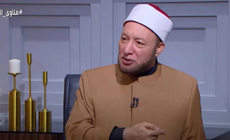 متى تجوز الصلاة على كرسي؟ أمين الفتوى يوضح الشيخ عويضة عثمان