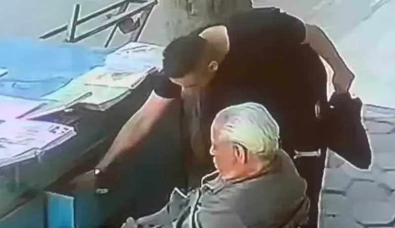سرق بائع صحف مسناً أثناء نومه.. والشرطة المصرية تتحرك خلال ساعات سرقة