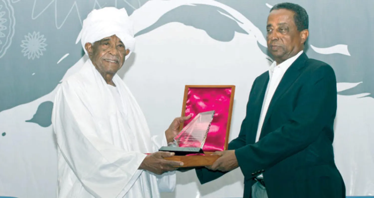 سنكتب عن أسامة داؤود الذي وقف يتفرج على السودان وهو يحترق اسامه داؤود
