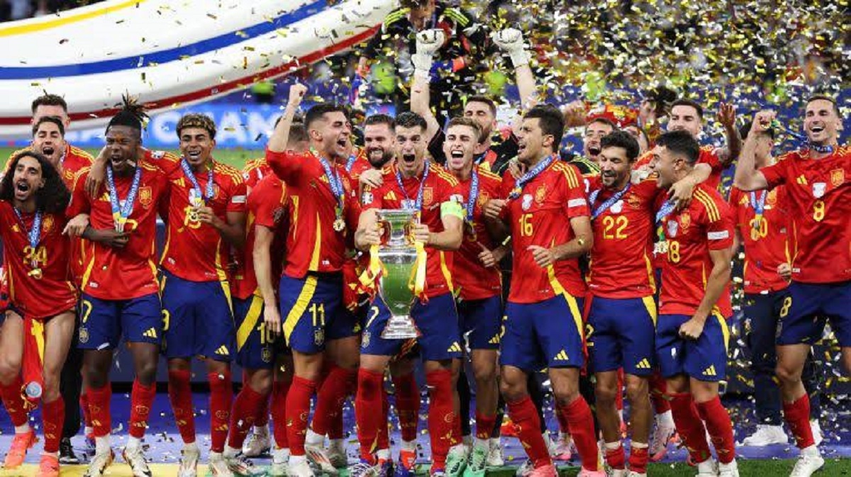 شاهد بالفيديو .. لاعب اسبانيا يدفع ترامب من منصة التتويج.. مشهد يشعل التواصل الاجتماعي منتخب اسبانيا 1