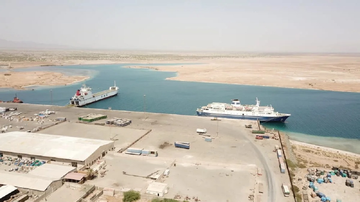 بطولة في ميناء عثمان دقنة ببورتسودان.. شرطي يقفز إلى البحر لإنقاذ راكب من الموت ميناء عثمان دقنة