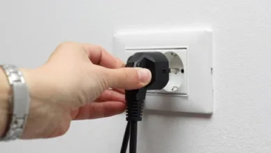 5 أجهزة كهربائية لا تتركها تعمل أثناء النوم.. قد تشكل خطراً على منزلك قابس كهرباء
