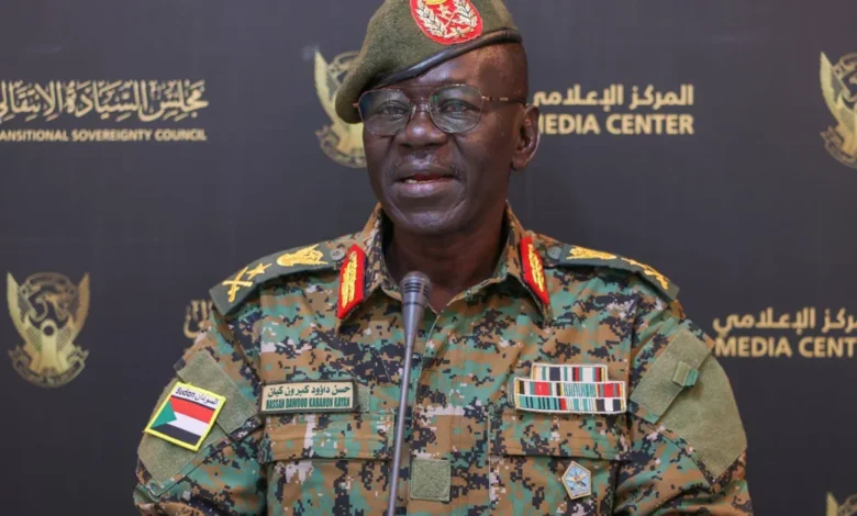 وزير الدفاع السوداني يطالب بمعالجات فعالة لقضية تهريب المعادن وزير الدفاع السوداني الفريق حسن داؤود كبرون