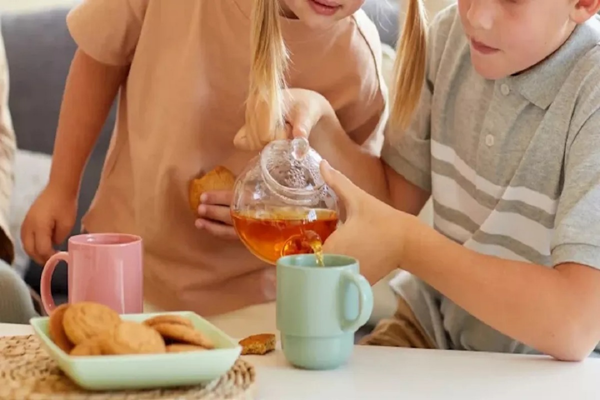 أضرار الشاي للأطفال: مخاطر صحية خفية قد لا ينتبه لها الأهل شاي اطفال