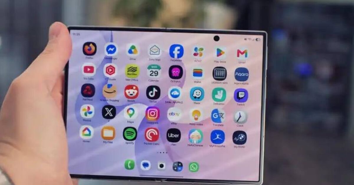 سامسونغ تحرج أبل وتطرح Galaxy Z Fold 8 بتصميم شبيه بجواز السفر 5288431