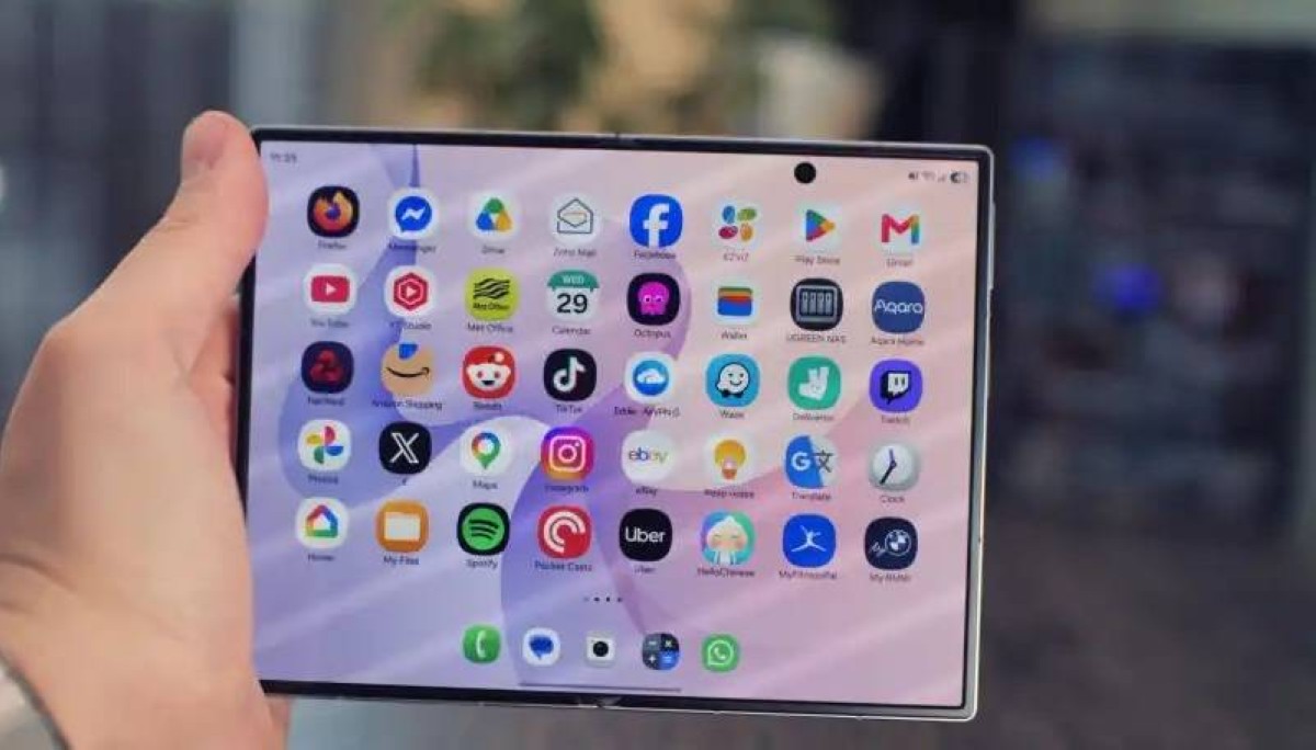 سامسونغ تحرج أبل وتطرح Galaxy Z Fold 8 بتصميم شبيه بجواز السفر 5288431