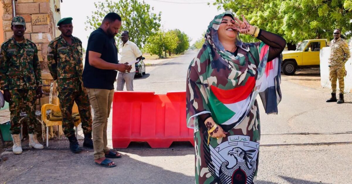 بالصورة : بإطلالة لافتة و حافية القدمين .. ندى القلعة تحتفل بعودتها إلى السودان أمام بوابة سلاح المدرعات FB IMG 1788006076190