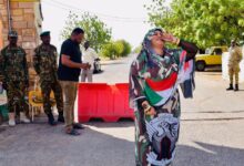 بالصورة : بإطلالة لافتة و حافية القدمين .. ندى القلعة تحتفل بعودتها إلى السودان أمام بوابة سلاح المدرعات FB IMG 1788006076190