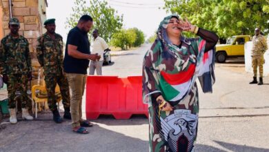 الفنانة ندى القلعة أمام بوابة سلاح المدرعات