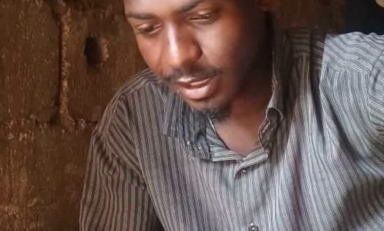 شاب يتعرض لحلق رأسه والتنمر عليه