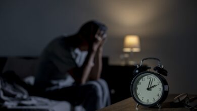 صورة توضيحية لشخص يعاني من الأرق